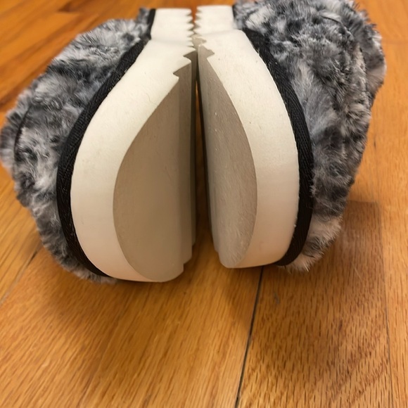 Koolaburra by UGG Slippers. Size 8. Black/Gray Animal Print. EUC. Adjustable - Picture 8 of 11